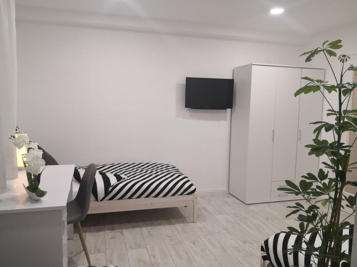 Schoene Und Optimal Gelegene Wohnung Weisskirchen Bagian luar foto