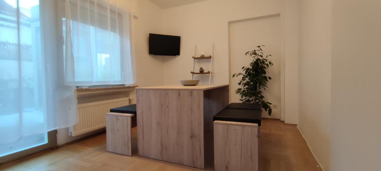 Schoene Und Optimal Gelegene Wohnung Weisskirchen Bagian luar foto